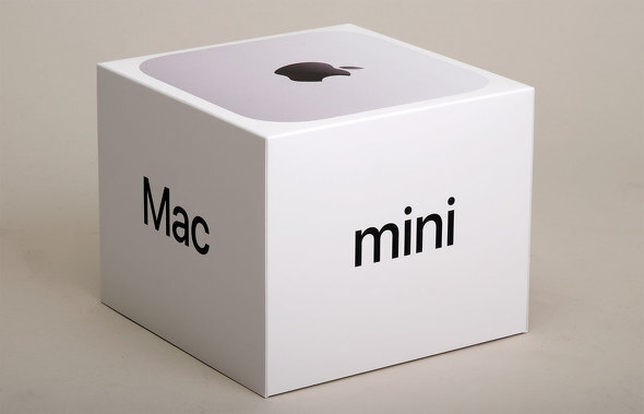 M4 Mac miniのパッケージ。サイズは約14（幅）×14（奥行き）×11.5（高さ）cmと片手で持てる