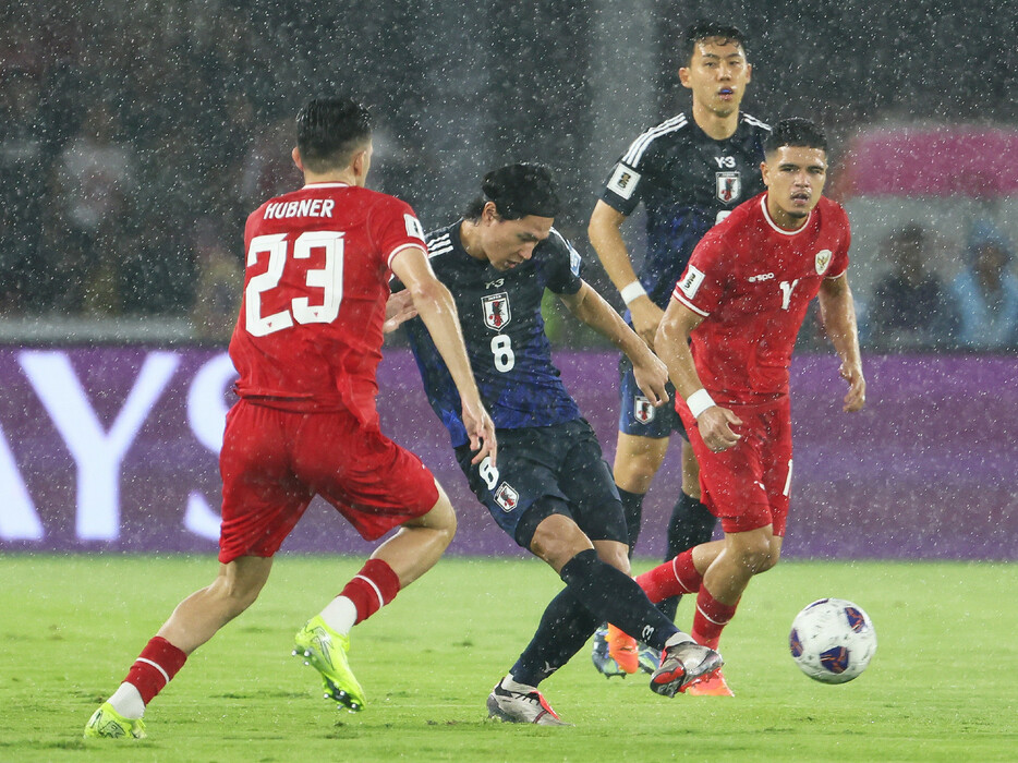 サッカーＷ杯予選。インドネシア戦の前半、パスを出す南野（右から３人目）＝１５日、ジャカルタ