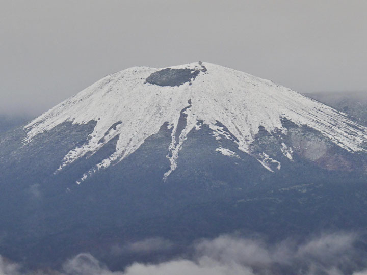 白く雪に覆われた吾妻小富士＝6日午前8時ごろ、福島市