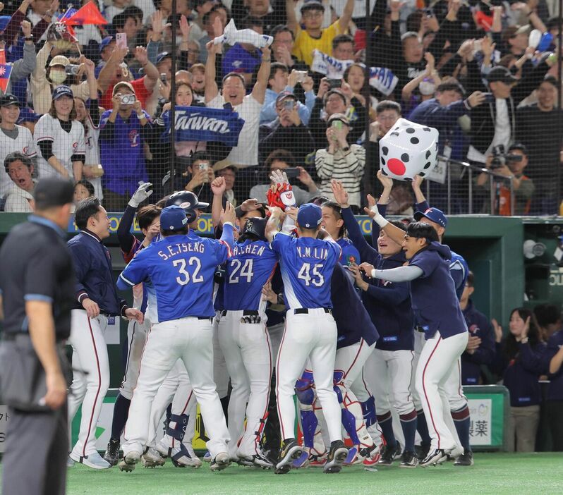 ５回１死一、二塁、右越えに３ランを放ち台湾ナインに迎えられる陳傑憲（２４）（カメラ・竜田　卓）