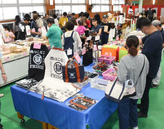 多くの来場者でにぎわう宮崎矯正展＝２日午後、宮崎市