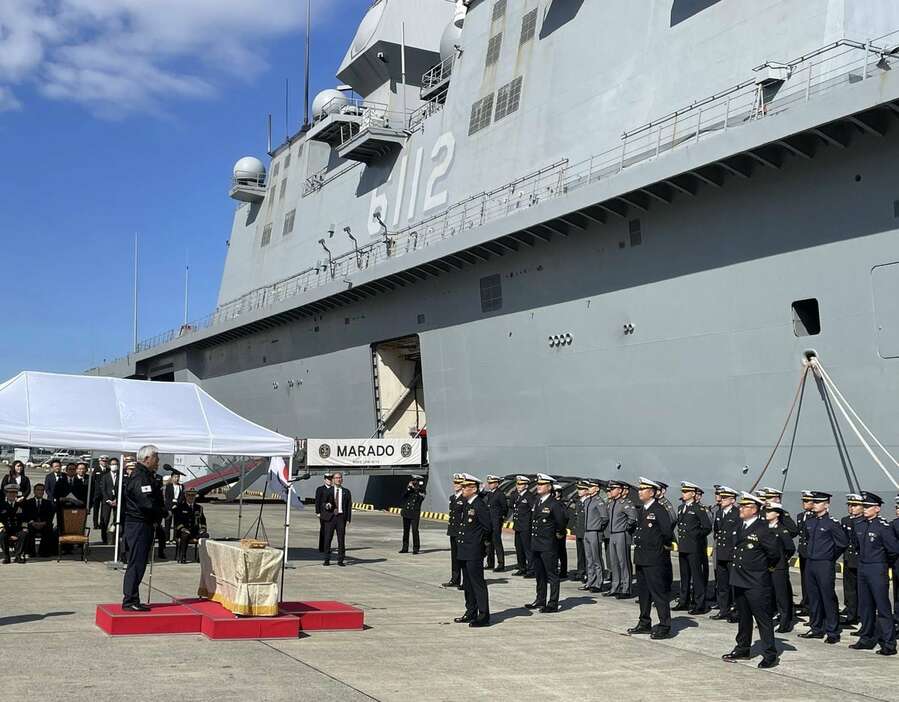 海上自衛隊横須賀基地に入港した韓国海軍強襲揚陸艦「マラド」の前で開かれた歓迎行事＝7日、横須賀市（小沢慶太撮影）