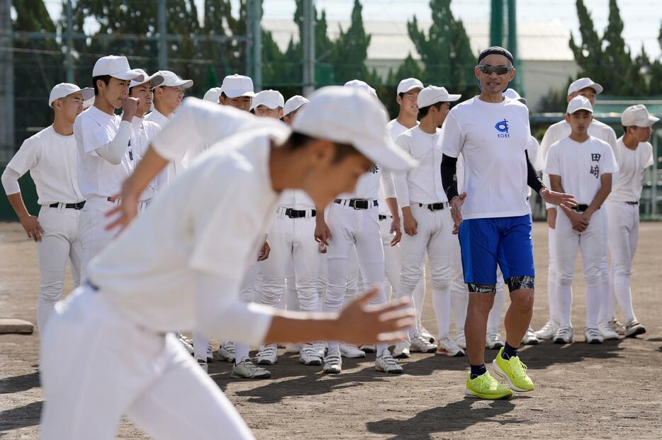 大冠高野球部を指導するイチローさん＝10日、大阪府高槻市