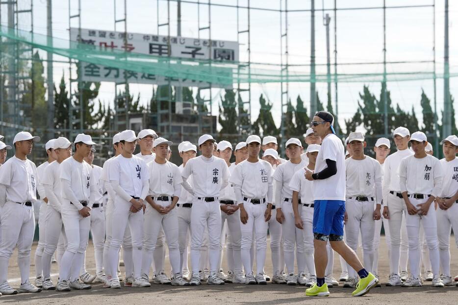 大冠高野球部を指導するイチローさん＝10日、大阪府高槻市