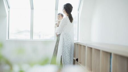 独身者が養子縁組を希望するときは、夫婦の場合より厳格に審査をされるという（写真：Ushico／PIXTA）