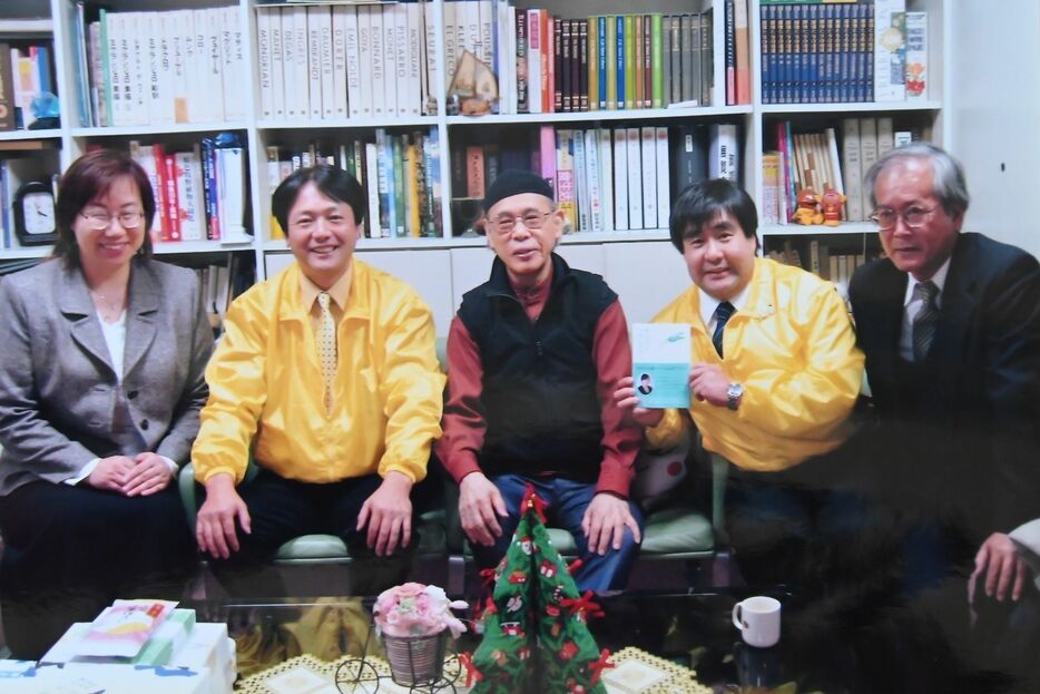 やなせたかしさんを中央に、右が徳久衛さん、左が西村太利さん。両脇は高知県と南国市の職員（徳久衛さん提供）