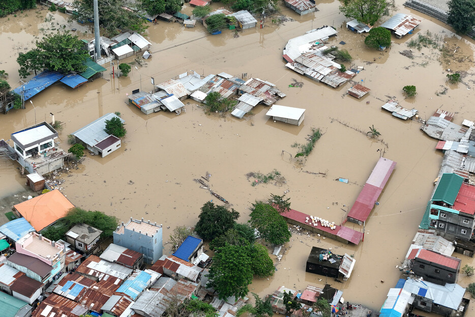 フィリピンの災害対策当局は２１日、大型の台風２４号の通過により、同日までに１２人が死亡したと明らかにした。写真は、台風２４号が通過したルソン島で、川の氾濫によって浸水した家屋＝１８日撮影、カガヤン州