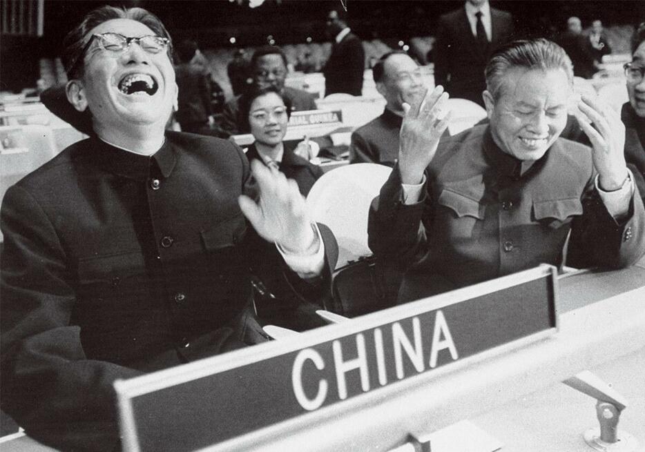 1971年11月、初めて国連総会で着席した中国代表団　MEL FINKELSTEINーNY DAILY NEWS ARCHIVE/GETTY IMAGES