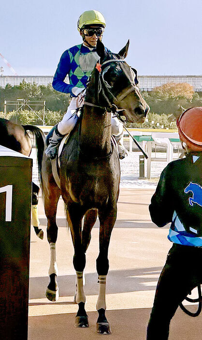 ワンラヴとのコンビで勝った森泰斗騎手（カメラ・松井　中央）