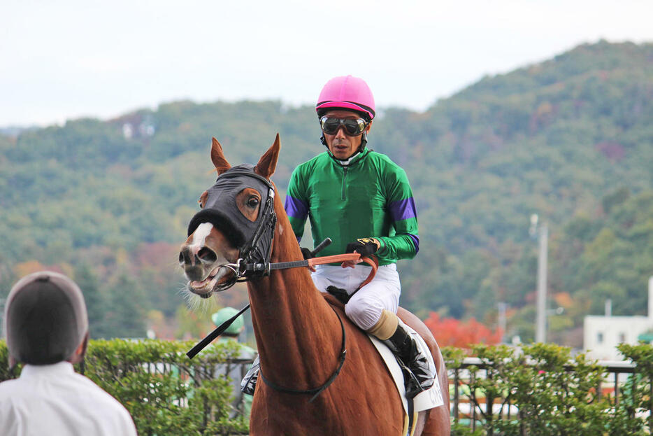 福島6Rの新馬を勝ったヒットミーと柴田善騎手