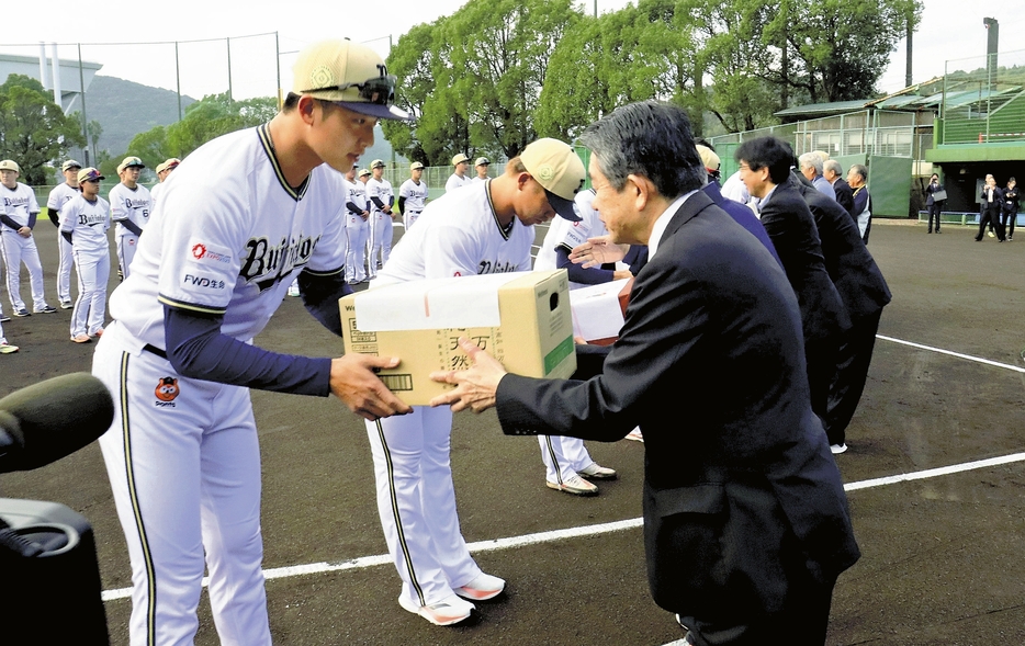 高知県名産品を受けとる選手たち（高知市で）