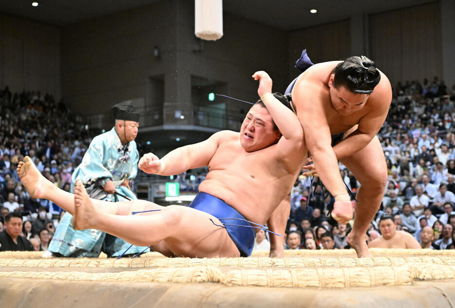 若隆景（左）を小手投げで破る豊昇龍（撮影・和賀正仁）