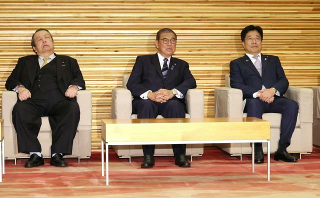 臨時閣議に臨む石破茂首相（中央）、村上誠一郎総務相（左）、加藤勝信財務相（右）=2024年11月22日午後5時、岩下毅撮影