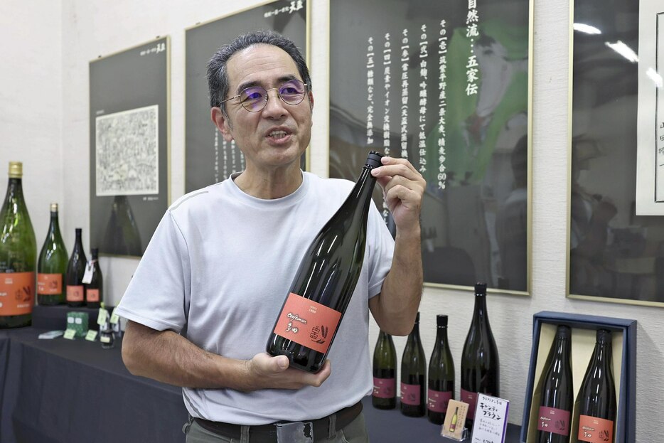 酒蔵で焼酎の文化や伝統を語る天盃の多田格社長。「方向性を変えようとしても変わらなかったものが伝統と思います」（福岡県筑前町で）