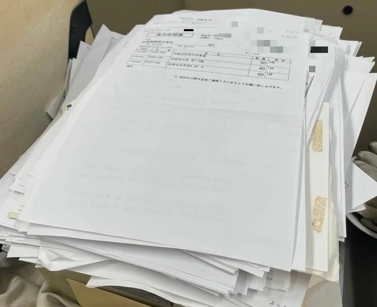 FAXで送られてきた発注書の束