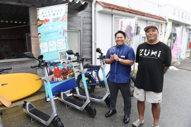 ツアー開始と利用を呼び掛ける沖縄トヨタの友利さん（左）とツアーを担当するZUMISUPの友利豊代表＝20日、島尻購買店