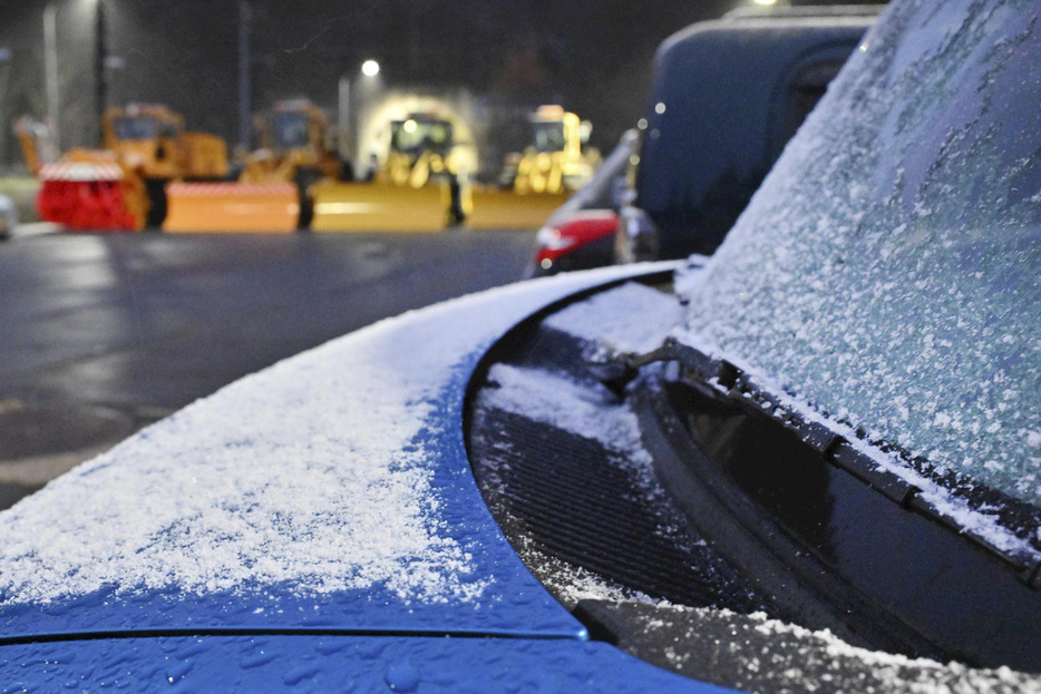 土湯トンネル付近では車に雪がうっすらと積もっていた＝18日午後4時55分、猪苗代町