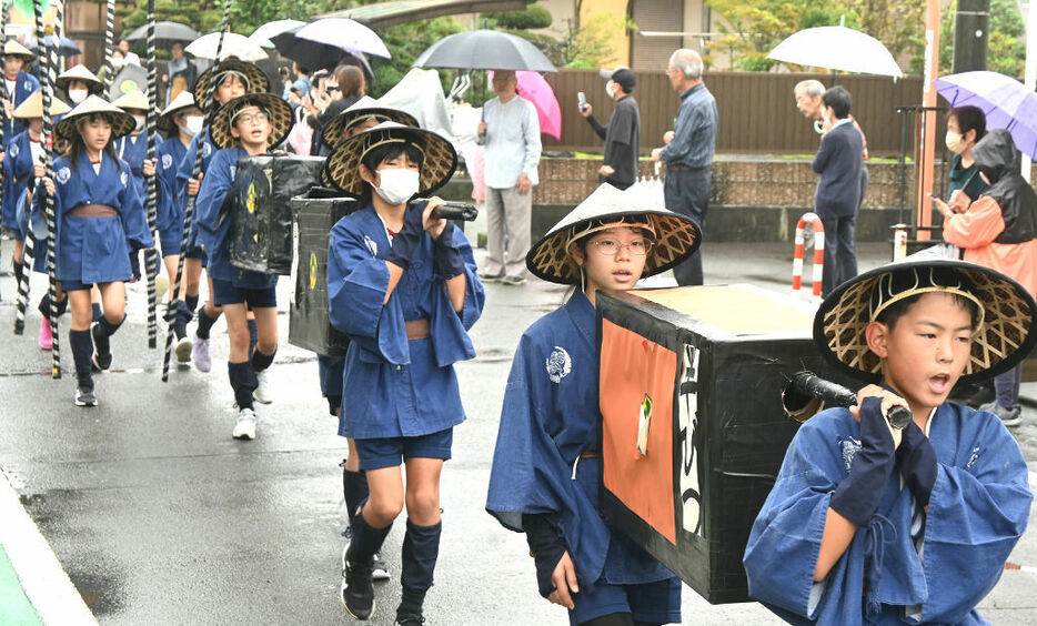 大名行列を再現し、かけ声を上げながら練り歩く6年生＝藤枝市田中