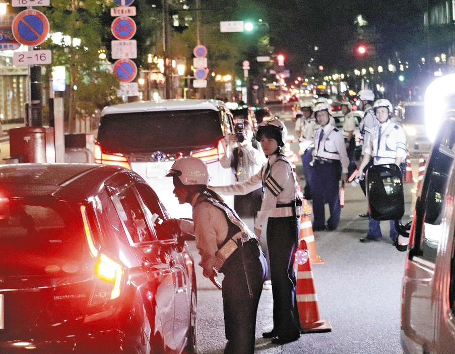 中洲地区で飲酒検問を行う警察官ら