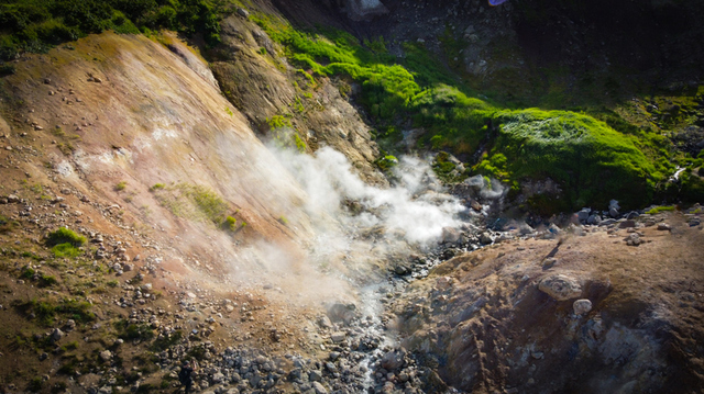 カムチャッカ半島・ムトノフスキー火山から噴出する間欠泉　photo by gettyimages