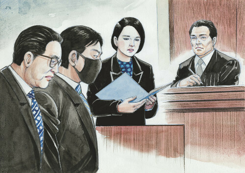 検察官の起訴状朗読を聞く塚脇被告（左）と秋本被告（左から２人目）＝イラスト・構成　秋山史朗　