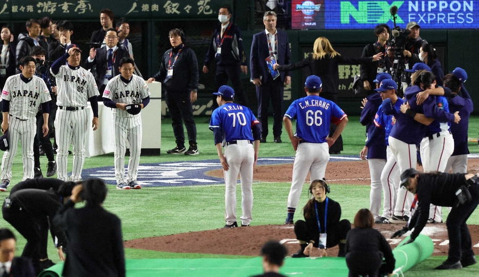 ＜日本・台湾＞敗れてあいさつする井端監督（左から3人目）（撮影・光山　貴大）