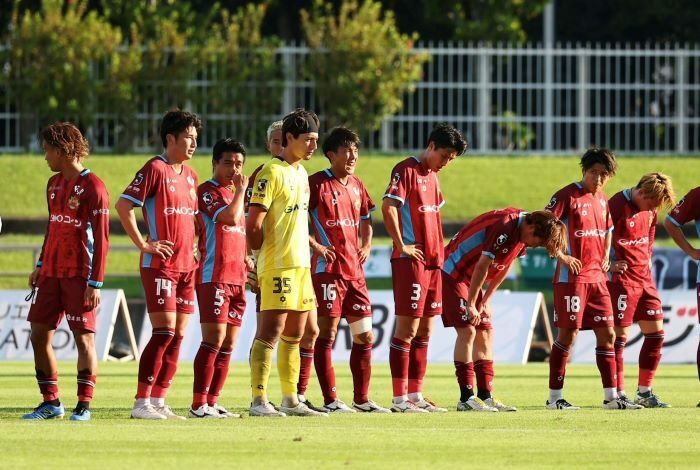 岐阜に敗れ肩を落とすFC琉球の選手たち＝24日、沖縄市のタピック県総ひやごんスタジアム（大城直也撮影）