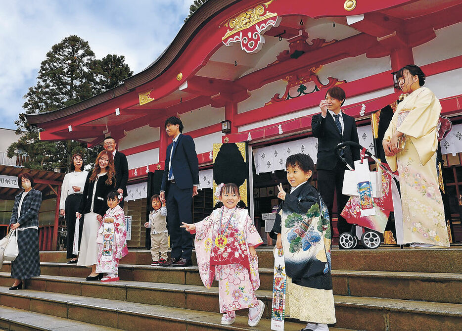 千歳飴を手に笑顔を見せる子ども＝富山市山王町の日枝神社