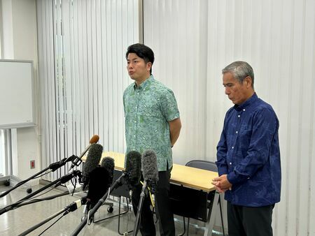 講演後、報道陣の取材に応じる松永拓也さん（左）と上原義教さん＝25日午後4時13分、沖縄県西原町