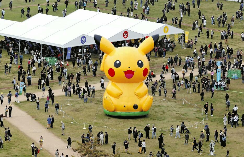 「ポケモンGO」のイベントが開かれ、多くの参加者らでにぎわう会場（16日午前、福岡市中央区の舞鶴公園で）＝佐伯文人撮影