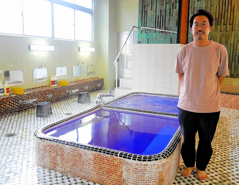 「市民の憩いの場となる銭湯を開きたい」と事業承継した竹内さん＝福井県敦賀市津内町1丁目のつるが湯