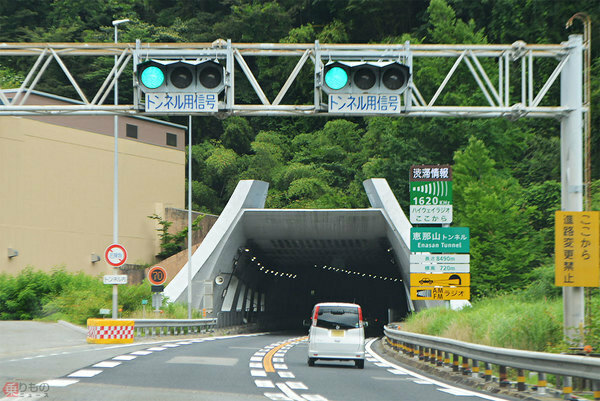 中央道の恵那山トンネル（乗りものニュース編集部撮影）。