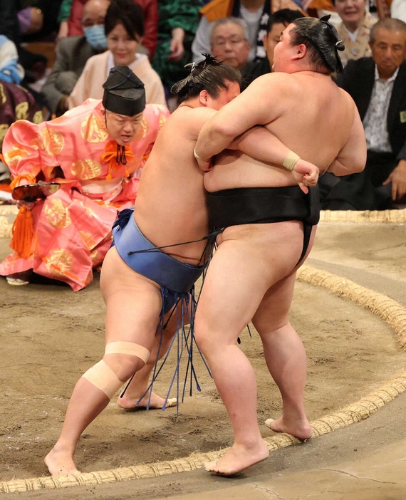 ＜大相撲九州場所9日目＞若隆景（左）は正代を寄り切る（撮影・椎名　航）