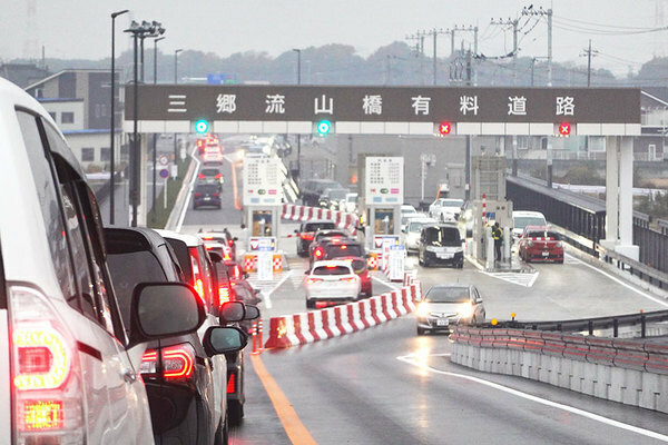 三郷流山橋有料道路の開通初日は混雑したが、それ以降、利用はさほど多くない（乗りものニュース編集部撮影）。