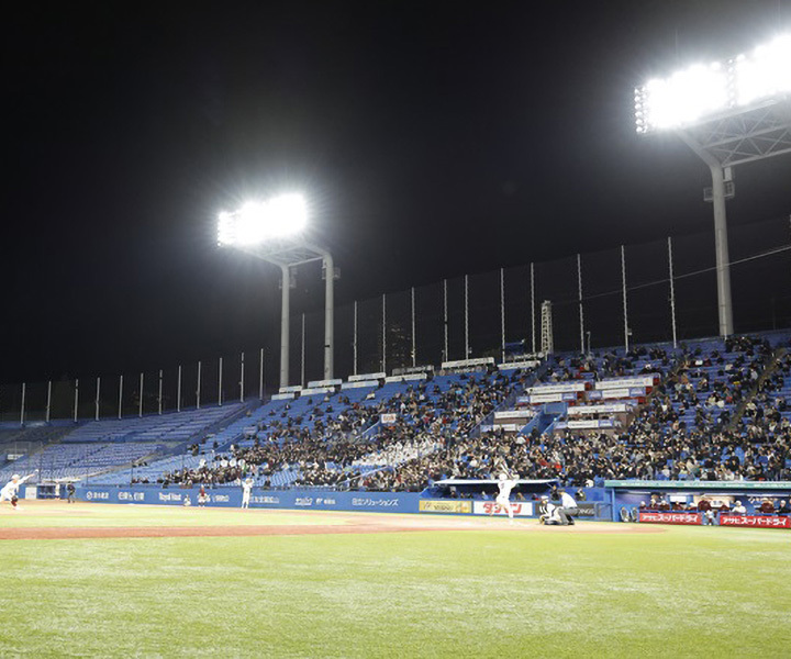 東京都秋季大会の決勝は16時30分のプレーボール。8000人の観衆が両校の大熱戦を見届けた[写真=田中慎一郎]