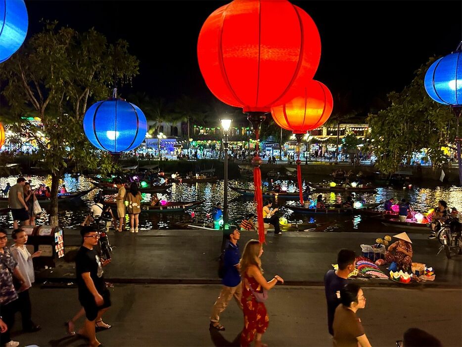 ベトナム・ホイアンの夜の風景。店先や小型遊覧船の提灯が風情を感じさせる