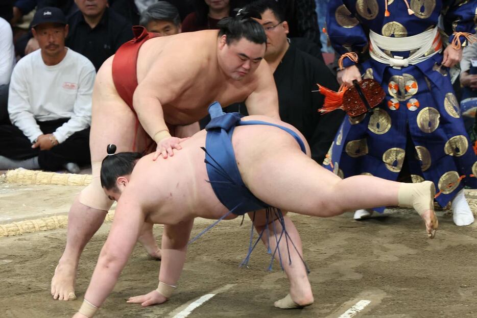 はたき込みで９勝目をあげた隆の勝