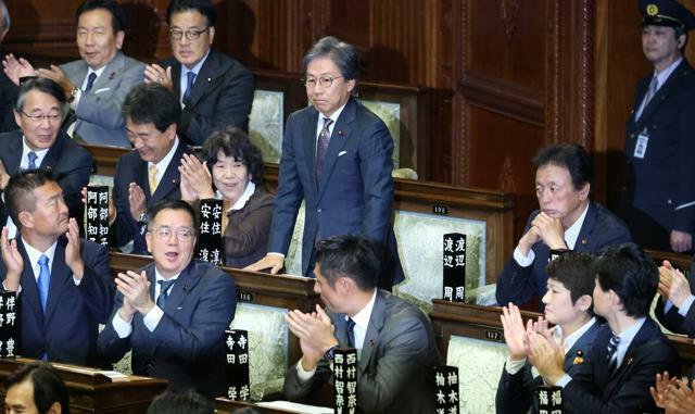 衆院本会議で、予算委員長に選出され起立する立憲民主党の安住淳氏（中央）=2024年11月13日午後1時5分、岩下毅撮影