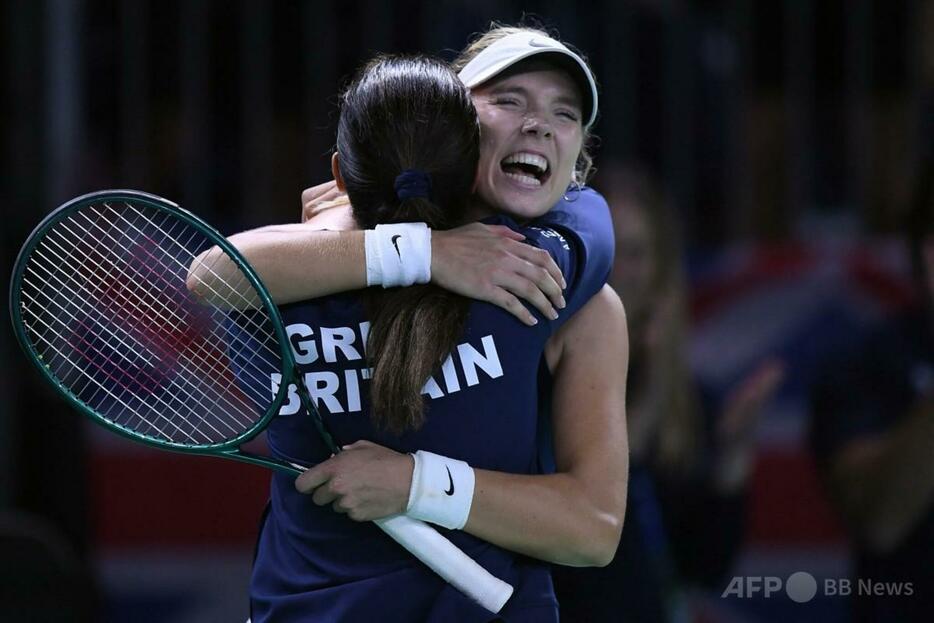 女子テニスの国別対抗戦ビリー・ジーン・キング・カップ、準々決勝、カナダ対英国。勝利を喜ぶ英国のケイティ・ボールター（奥、2024年11月17日撮影）。【翻訳編集】 AFPBB News