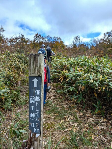 信越トレイル本線に向けてアプローチトレイルを歩いていく