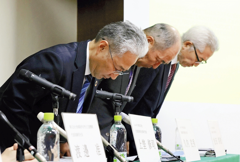 記者会見で頭を下げるユニチカの上埜修司社長（手前）ら（28日、大阪市中央区で）＝前田尚紀撮影