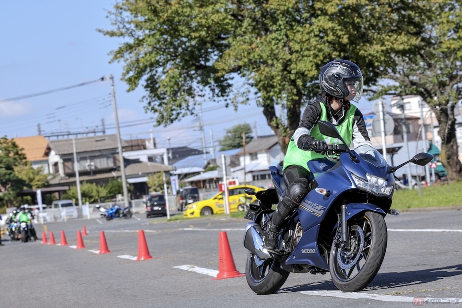 等間隔に置かれたパイロンをクネクネと走るスラローム、苦手です