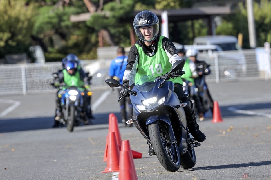 スクールを徐行すると、バイクの運転が今まで以上に楽しくなります