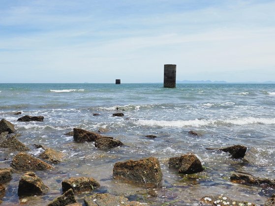 山口県宇部市の床波海岸に設置された煙突形の構造物２個は海底炭鉱である長生炭鉱の換気口だ。［写真　長生炭鉱の水非常を歴史に刻む会］