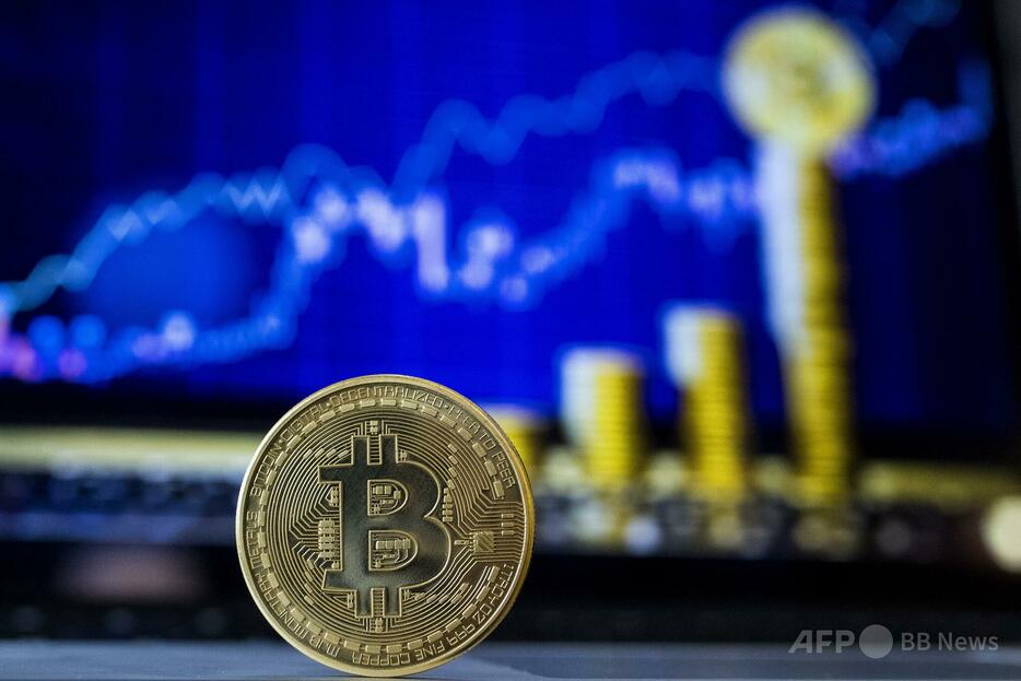 ビットコインを表すメダル（2018年2月6日撮影、資料写真）。【翻訳編集】 AFPBB News