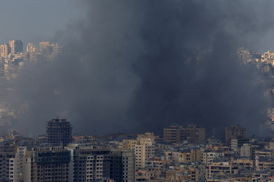 イスラエルのカッツ新国防相は１３日、親イラン武装組織ヒズボラが非武装化し、イスラエルとの国境から約３０キロ離れたリタニ川の北へ撤退すること、または北部住民が安全に帰還することが保証されなければレバノン停戦には同意しないとの考えを表明した。写真はレバノン南部で上がる黒煙。同日撮影（２０２４年　ロイター/Thaier Al-Sudani）