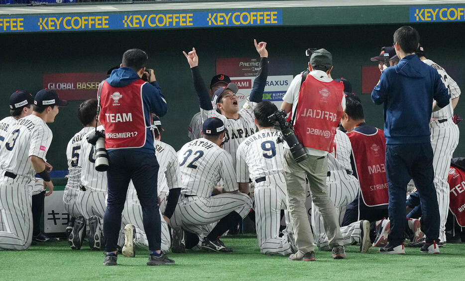 日本対ベネズエラ　試合前円陣で声だしを務める桑原（中央）（撮影・垰建太）