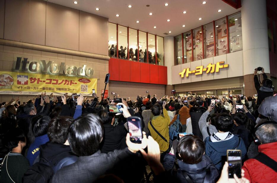 閉店時間を迎え、シャッターが下ろされる「イトーヨーカドー春日部店」＝24日午後7時ごろ、埼玉県春日部市