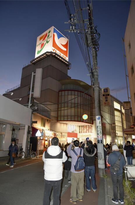 閉店する「イトーヨーカドー春日部店」で記念撮影する買い物客ら＝24日午後、埼玉県春日部市