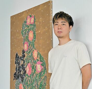 個展「Into the closet」を開催中のHAYATO MACHIDAさん＝11月6日、那覇市前島・ホテルアンテルーム那覇（竹尾智勇撮影）